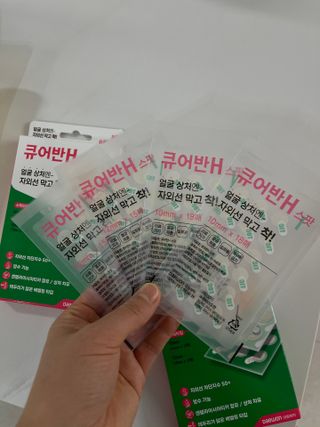 [큐어반H 스팟] 자외선 99프로 차단되는 스틱타입 스팟밴드(1팩 / 66매입) — 5점을 준 리뷰어가 2023년 1월 올린 사용 사진