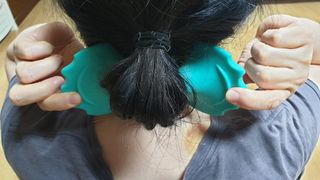 힐니스북 [힐마이넥]   거북목 통증완화를 위한 휴대용 목 안마기 — 5점을 준 리뷰어가 2022년 12월 올린 사용 사진