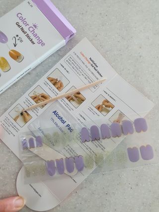 [네일가게] 햇빛에 닿으면 색이 변하는 신기한 햇살 반전 네일스티커 — 5점을 준 리뷰어가 2021년 8월 올린 사용 사진