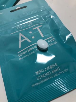 입 냄새 완화에 도움을 주는 에티켓 캔디 앳캔디 스트롱민트 — 5점을 준 리뷰어가 2021년 1월 올린 사용 사진