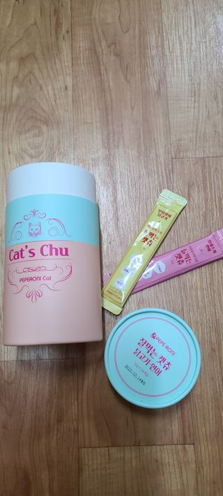 페페로니 잘 먹는 캣츄 - 무항생제 닭고기 12개 + 알래스카 연어 12개 — 5점을 준 리뷰어가 2021년 8월 올린 사용 사진
