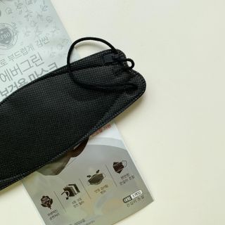 에버그린 순면 끈조절 KF80 마스크 - 화이트/블랙 컬러 대형 - 10매 — 5점을 준 리뷰어가 2021년 6월 올린 사용 사진
