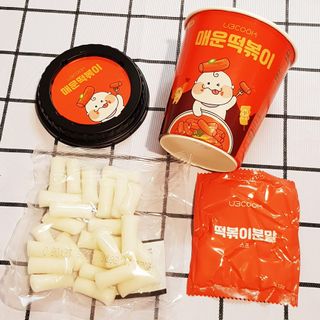 유비쿡 컵떡볶이 매운컵떡볶이2개/ 짜장컵떡볶이 2개  총 4개세트 — 5점을 준 리뷰어가 2021년 5월 올린 사용 사진