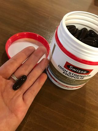 Swisse 스위스 고함량 프로폴리스 2,000mg 210정 — 5점을 준 리뷰어가 2021년 2월 올린 사용 사진