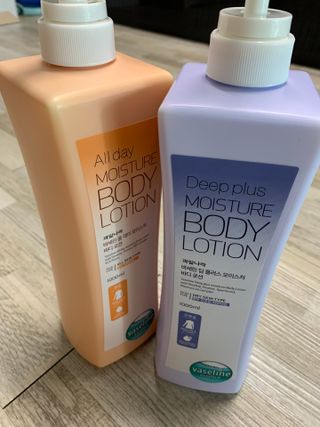 [과일나라] 바세린 모이스처 바디로션 1000ml 2종 — 5점을 준 리뷰어가 2021년 10월 올린 사용 사진