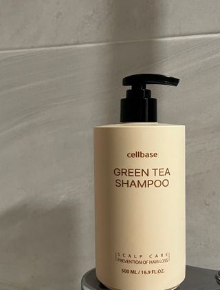프리마인 더이상 뻣뻣하고 효과없는 탈모샴푸는 NO. 근본부터 케어하는 셀베이스 그린티샴푸(500ml) — 5점을 준 리뷰어가 2023년 4월 올린 사용 사진