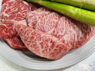화룽 프리미엄 소고기 와규 mb9고마블 눈꽃살+부채살+등심 선물세트 — 5점을 준 리뷰어가 2022년 5월 올린 사용 사진