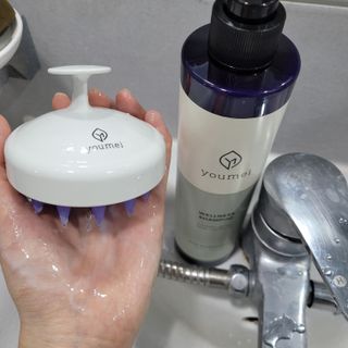 유메이 웰니스 샴푸 + 유메이 스칼프 브러쉬 — 5점을 준 리뷰어가 2022년 1월 올린 사용 사진