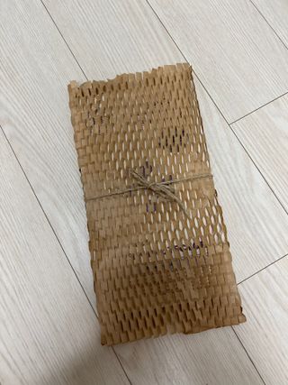아클리브 Eco 항균 항바이러스 액정 보호필름(iPhone) — 4점을 준 리뷰어가 2022년 8월 올린 사용 사진