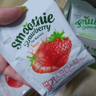 [복음자리] 바리스타 패키지 2종 랜덤발송 (딸기스무디 스틱+샤인머스캣에이드 or 망고스무디+자몽에이드) — 5점을 준 리뷰어가 2022년 7월 올린 사용 사진