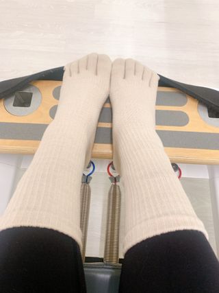 카우아이 필라테스 기어 / 스튜디오 운동을 도와주는 일체형 논슬립 발가락 양말 — 4.5점을 준 리뷰어가 2021년 3월 올린 사용 사진