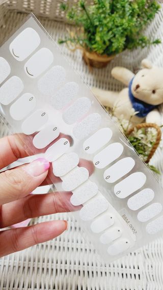 [네일가게] 햇빛에 닿으면 색이 변하는 신기한 햇살 반전 네일스티커 — 3점을 준 리뷰어가 2021년 8월 올린 사용 사진