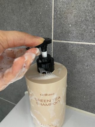 프리마인 더이상 뻣뻣하고 효과없는 탈모샴푸는 NO. 근본부터 케어하는 셀베이스 그린티샴푸(500ml) — 5점을 준 리뷰어가 2023년 3월 올린 사용 사진
