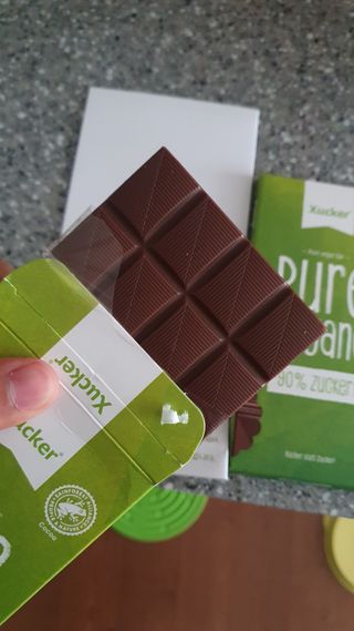 당류2g 자일리톨로 단맛을낸 슈카 퓨어비건 무설탕초콜릿 Xucker vegan 2개입 — 5점을 준 리뷰어가 2021년 4월 올린 사용 사진
