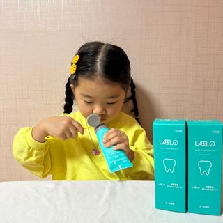 치과에서 쓰는 치약 _ 라벨제로 저불소 꼬마, 키즈, 유아, 베이비, 주니어 안전한 어린이치약 — 5점을 준 리뷰어가 2022년 11월 올린 사용 사진