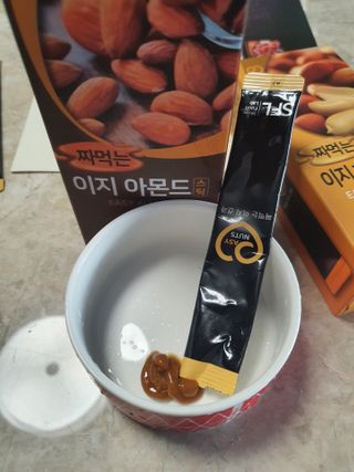짜먹는 이지견과 짜먹는 이지아몬드, 짜먹는 이지허니피넛, 짜먹는 이지캐슈넛 각 10g X  10포 — 4점을 준 리뷰어가 2021년 1월 올린 사용 사진