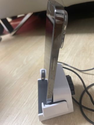 [일렉드림] 세상에서 가장 스마트한 충전거치대 — 4점을 준 리뷰어가 2022년 7월 올린 사용 사진