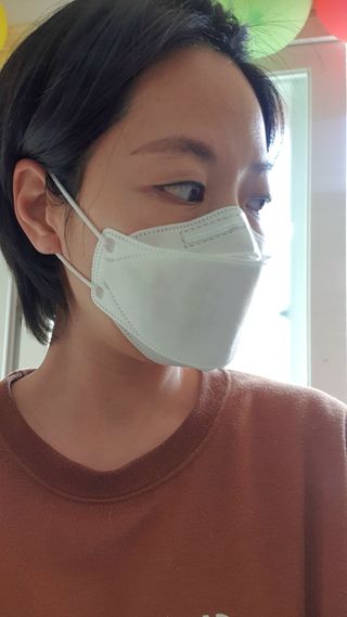 위케어 KF80 중형마스크 화이트 20매 초등학생 마스크 국산 — 5점을 준 리뷰어가 2021년 4월 올린 사용 사진