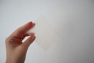 [큐어반H 커팅] 간편하게 떼서 쓰는 자외선차단 습윤밴드 (1팩/30매입) — 5점을 준 리뷰어가 2022년 11월 올린 사용 사진