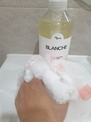 빅그린 니치 퍼퓸 바이옴바디워시 500ml(상탈, 블랙베리&베이, 블랑쉐 3종 중 택1) — 4점을 준 리뷰어가 2022년 8월 올린 사용 사진