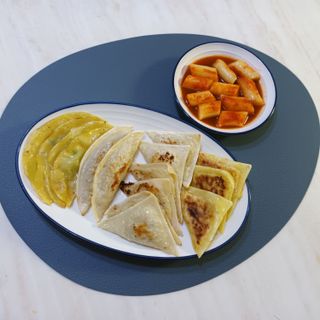 (주)성경순만두 곤약만두.콘치즈만두,삼각당면만두,당면 야끼만두,대구전통 납작만두,떡뽁이 매콤소스,달콤소스 — 5점을 준 리뷰어가 2023년 4월 올린 사용 사진