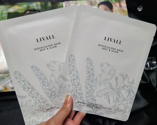 리브얼 | LIVALL 바이오셀룰로오스 마스크 레스트 앤 글로우 듀오 33ml  (2매) & 블루미 레스트 포션 — 5점을 준 리뷰어가 2022년 8월 올린 사용 사진