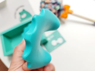 힐니스북 [힐마이넥]   거북목 통증완화를 위한 휴대용 목 안마기 — 5점을 준 리뷰어가 2022년 12월 올린 사용 사진