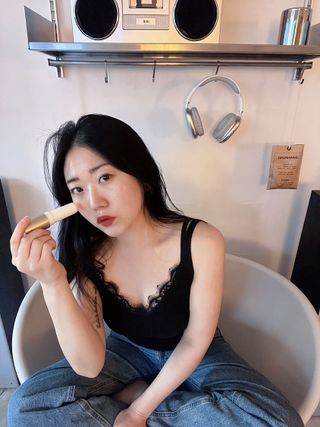 [사가수] 민감피부를 위한 진정 항산화 안티에이징, 더사가오브수 효혜윤 보태니컬 에너지 아이포올 스틱 — 5점을 준 리뷰어가 2023년 2월 올린 사용 사진