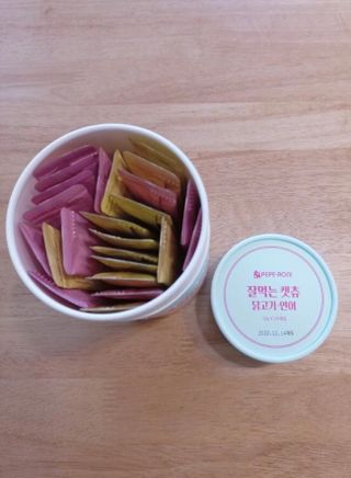페페로니 잘 먹는 캣츄 - 무항생제 닭고기 12개 + 알래스카 연어 12개 — 5점을 준 리뷰어가 2021년 8월 올린 사용 사진