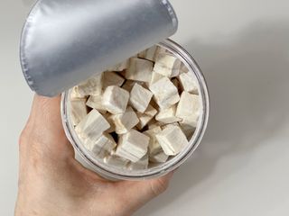 [펫시밀] 원물그대로 영양듬뿍 진공동결건조 북어트릿75g,치킨트릿100g,연어트릿75g 강아지 고양이 간식 — 5점을 준 리뷰어가 2023년 5월 올린 사용 사진