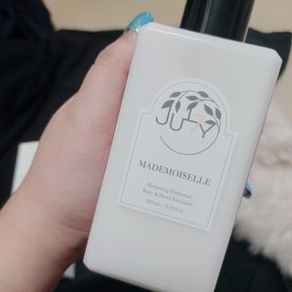 줄라이 모닝 _ JULY MORNING 줄라이모닝 하이드레이팅 퍼퓸드 바디앤핸드 에멀젼 — 5점을 준 리뷰어가 2021년 9월 올린 사용 사진