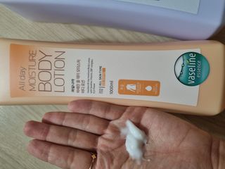 [과일나라] 바세린 모이스처 바디로션 1000ml 2종 — 5점을 준 리뷰어가 2021년 10월 올린 사용 사진