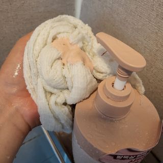 벨먼 내추럴 스파 머드레티놀 바디워시(그린로즈, 미드나잇 피오니) — 5점을 준 리뷰어가 2022년 6월 올린 사용 사진
