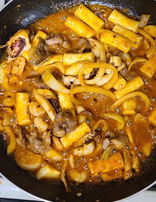 화끈한녀석들 새오똥400g 새우,오징어,똥집 볶음요리 소스,밀떡, 참기름 포함 — 5점을 준 리뷰어가 2022년 12월 올린 사용 사진