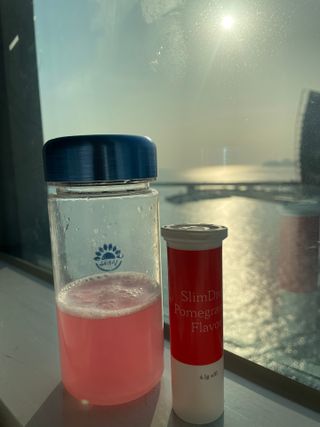 [슬림드랍 석류맛] 건기식 다이어트 보조제 겸 비타민 — 5점을 준 리뷰어가 2022년 2월 올린 사용 사진