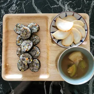 해풀잎 누구나 김밥*1ea [(혼합야채 35g *1ea,  김밥김 (5g, 5ea),  양념간장 (6g, 5ea), 참기름(5g, 2ea)] — 5점을 준 리뷰어가 2022년 8월 올린 사용 사진