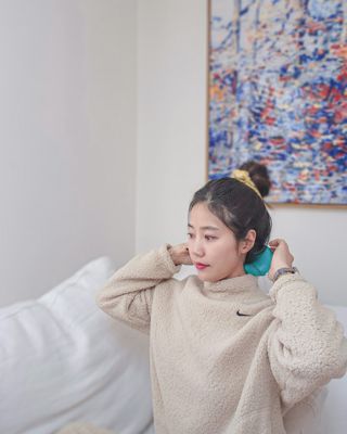 힐니스북 [힐마이넥]   거북목 통증완화를 위한 휴대용 목 안마기 — 5점을 준 리뷰어가 2022년 12월 올린 사용 사진