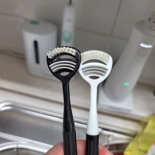 크리오 클리어스 혀백태제거 구취관리 혀클리너 — 3점을 준 리뷰어가 2021년 3월 올린 사용 사진