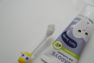 닥터데디스 안심저불소 키즈치약 (라즈베리, 청포도향 중 택 1) 60g +  여행용 미니 치약 15g — 5점을 준 리뷰어가 2022년 11월 올린 사용 사진