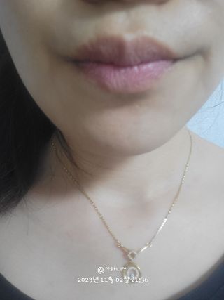 틱톡 [후르디아] 튼입술해결템 올리브영 블루베리 하이드레이팅 허니 립밤 — 5점을 준 리뷰어가 2023년 11월 올린 사용 사진