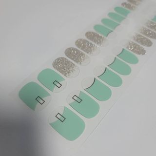 [네일가게] 햇빛에 닿으면 색이 변하는 신기한 햇살 반전 네일스티커 — 4점을 준 리뷰어가 2021년 8월 올린 사용 사진