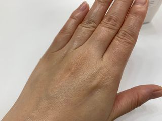 줄라이 모닝 _ JULY MORNING 줄라이모닝 하이드레이팅 퍼퓸드 바디앤핸드 에멀젼 — 5점을 준 리뷰어가 2021년 10월 올린 사용 사진