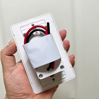아카라 조명 스위치를 누워서 끄는 방법 (스마트 조명 스위치 2구 + 무선 리모트 스위치 1구 T1, 스마트 허브 E1) — 5점을 준 리뷰어가 2021년 12월 올린 사용 사진