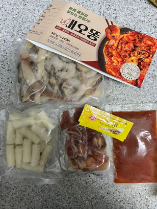 화끈한녀석들 새오똥400g 새우,오징어,똥집 볶음요리 소스,밀떡, 참기름 포함 — 5점을 준 리뷰어가 2022년 12월 올린 사용 사진