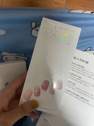데싱디바 글레이즈 젤네일 포일 이펙트 네일_4종 중 택 1 — 5점을 준 리뷰어가 2021년 9월 올린 사용 사진