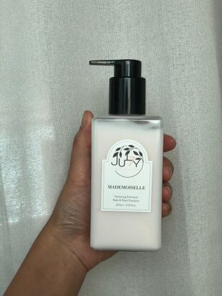 줄라이 모닝 _ JULY MORNING 줄라이모닝 하이드레이팅 퍼퓸드 바디앤핸드 에멀젼 — 5점을 준 리뷰어가 2022년 3월 올린 사용 사진
