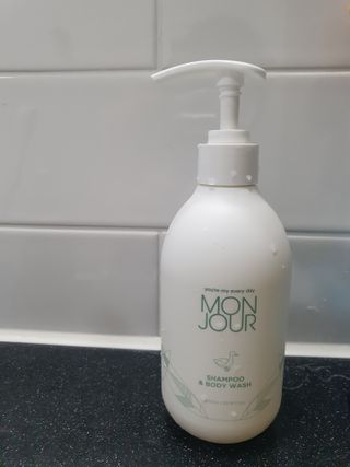 토박스코리아 몽쥬르 유아 샴푸앤워시 300ml — 5점을 준 리뷰어가 2021년 5월 올린 사용 사진