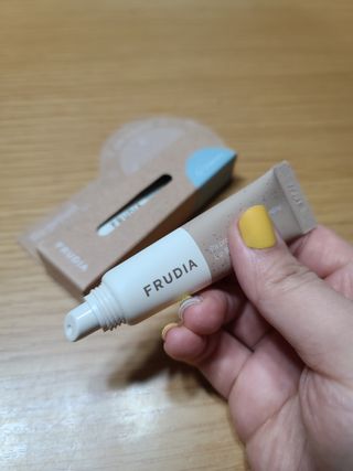 [후르디아] 올리브영 착한보습 비건 립버터 2종 — 5점을 준 리뷰어가 2023년 1월 올린 사용 사진