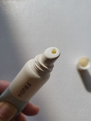 [후르디아] 올리브영 착한보습 비건 립버터 2종 — 5점을 준 리뷰어가 2021년 12월 올린 사용 사진