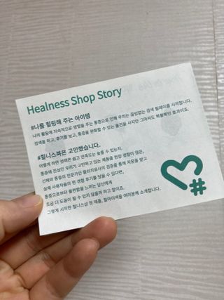 힐니스북 [힐마이넥]   거북목 통증완화를 위한 휴대용 목 안마기 — 5점을 준 리뷰어가 2022년 12월 올린 사용 사진